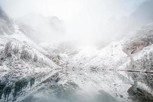 besneeuwde berg reflectie foto