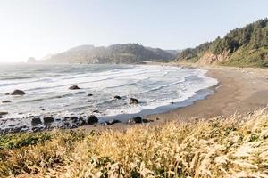 uitzicht op het strand aan de kust foto