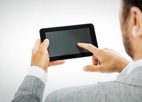 mannelijke handen met een tablet-pc - inclusief uitknippad