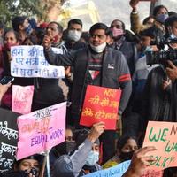 new delhi, india 25 december 2021 - delhi contractuele gastdocenten met posters, vlaggen en graffitis protesteren tegen delhi aap regering voor het maken van beleid, delhi gastdocenten protesteren foto