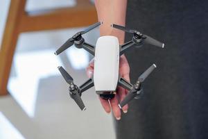 mini-drone aan de hand van de vrouw in gadgetwinkel foto