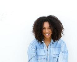 gelukkige jonge Afro-Amerikaanse vrouw die lacht foto