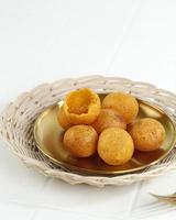 kue bola bola ubi of obi zoete aardappelbal, bandung populair traditioneel straatvoedsel, gemaakt van zoete aardappelen, meel en suiker, gevormd tot bal en vervolgens gebakken. foto