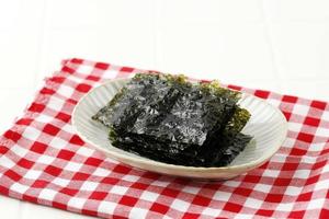 geroosterde nori-laver gekruide zeewier- en sesamsnacks, populair in japan en korea foto