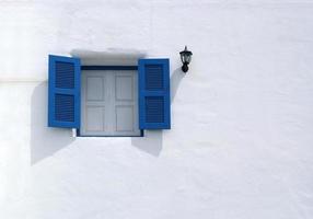 blauw venster op de witte muur