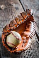 oude honkbal en handschoen foto