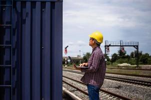 voorman in veiligheidshelm controle laadcontainers doos van vracht, ingenieur met laptop, fabrieksarbeider in industriële containers vracht foto