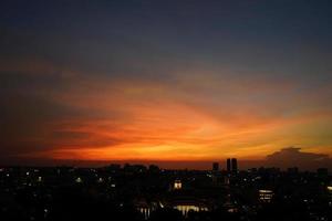 overzicht stadsgezicht met in de schemering open lucht. bangkok stad, thailand. foto