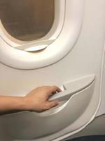 close-up noodraam en deur vliegtuig foto