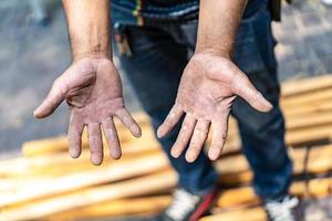 arbeidershand heel hard aan het werk op het gebied van bouwtimmerman en smid. foto