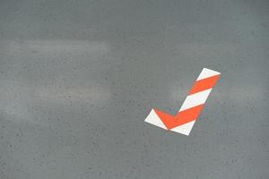 rood witte markeringstape om vorm te corrigeren en teken voor het gebied kan hier in de trein staan. foto
