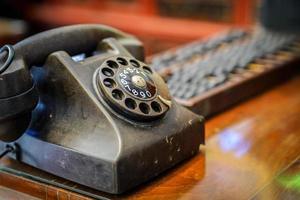 vintage stalen telefoon op de houten tafel. foto