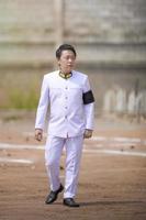 aziatische thaise man kleedt het witte formele pak voor het belangrijke overheidsevenement, thailand. foto