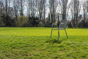 tuinstoel in een stadspark in de lente foto