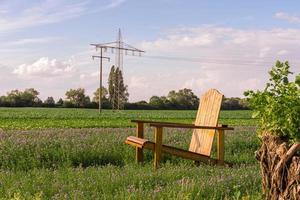 houten fauteuil buiten in een landbouwgebied foto