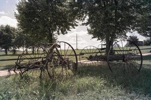 twee oude paardenploegtrailer met zitje foto
