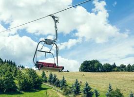 stoeltjeslift in de zomer foto