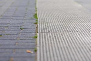 twee verschillende getextureerde lijnen van straatstenen foto