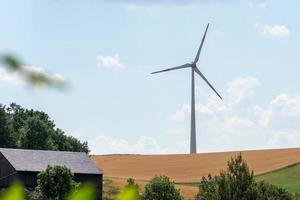 windturbine in landbouwgrond die groene energie levert foto