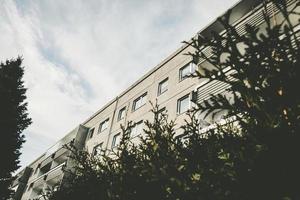 woongebouw met bomen foto