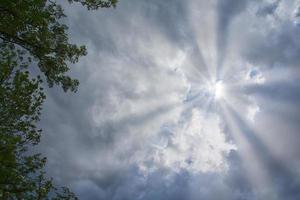 lucht met wolken en zonlicht foto