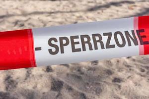 een verboden zone vanwege het corona-virus op een speelplaats foto