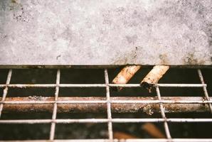 vuile oude sigarettenpeuken in straatvuilnisbak? foto
