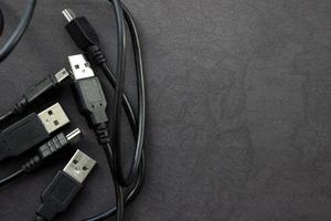 close-up usb- en mini-usb-kabels op zwarte achtergrond met plaats voor uw ontwerp foto