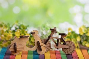 motorfiets en fiets houten model plaats op de kleurrijke houten foto