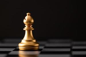 gouden loper op het schaakbord foto