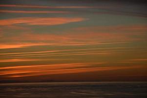 bewolkte lucht tijdens de zonsondergang foto