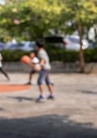 abstracte wazige kinderen die basketbal spelen foto