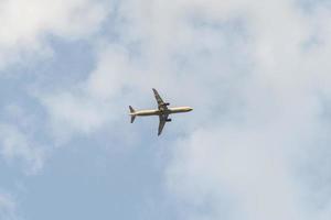 afbeelding blauwe lucht en vliegtuig foto