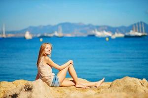 mooi meisje genieten van haar vakantie aan zee foto