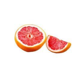 grapefruit met segmenten op een witte achtergrond foto