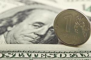 Russische roebel tegen de achtergrond van de ijzeren dollars foto