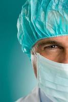close up van mannelijke arts in chirurgische slijtage
