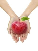 mooie vrouw hand met een verse appel op een witte geïsoleerde background foto