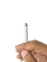 een sigaret in een hand, isoleer hand en sigaret, sigaret witte achtergrond foto