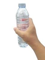 fles water in de hand geïsoleerd op een witte achtergrond foto