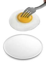 gebakken ei op vork op schotel en vork geïsoleerd op witte achtergrond foto