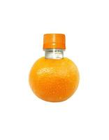 fles sinaasappelsap op oranje fruit. plat liggen. voedsel concept foto