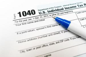 1040 de individuele close-up van het belastingaangifteformulier met geïsoleerde pen foto