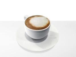 kopje koffie geïsoleerd op witte tafel foto
