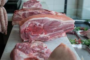gewrichten van rauw vlees op een slagersvertoning