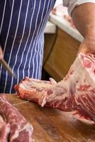 slager snijden groot stuk vlees foto