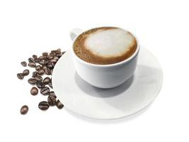 koffiekopje en bonen op een witte achtergrond foto