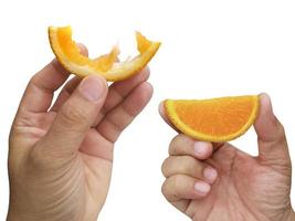 hand met schijfje sinaasappel geïsoleerd op een witte achtergrond foto