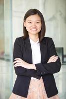 jonge vrouwelijke Aziatische directeur lachend portret