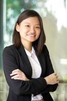jonge vrouwelijke Aziatische directeur lachend portret